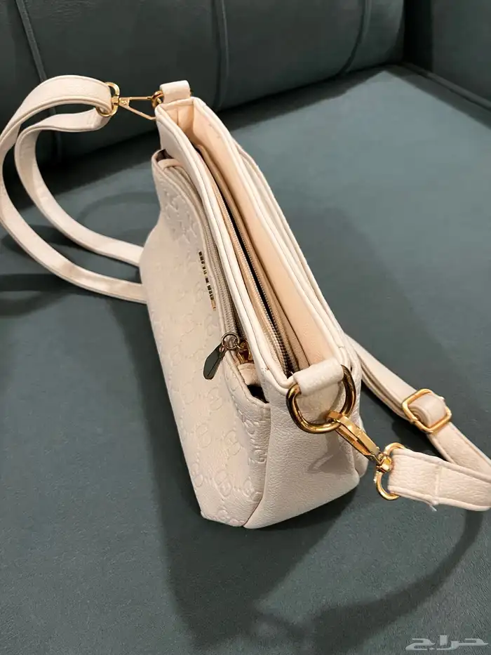 شنط للبيع الأسود ب70 الأبيض ب 80 الحمراء 100 6