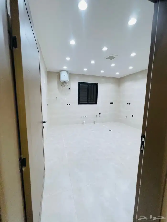 للبيع شقق علوي مع سطح خاص بحي الضيافة غرب الخميس بسعر 520 15