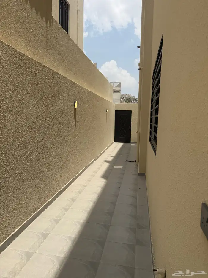 للبيع دور أرضي بحوش وشقه علويه بسطح حي الزهور المحاله ابها 13