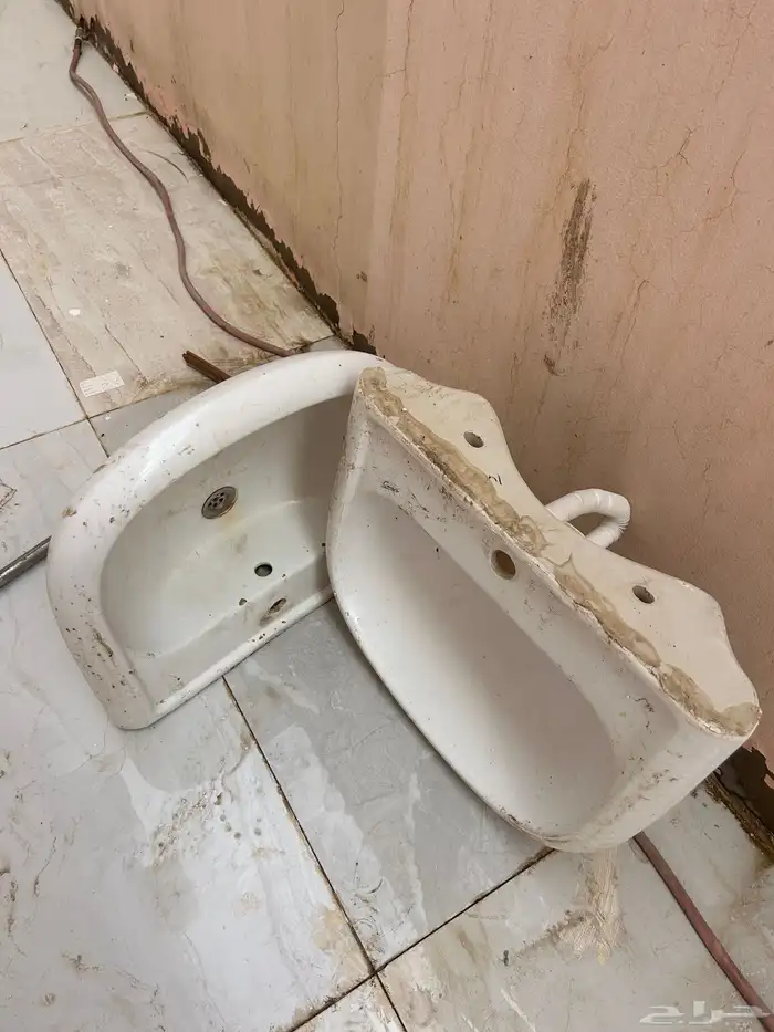 مغاسل عدد 2وشبابيك مكيفات عدد 2 كرسي افرنجي 1 اكرمكم الله 0