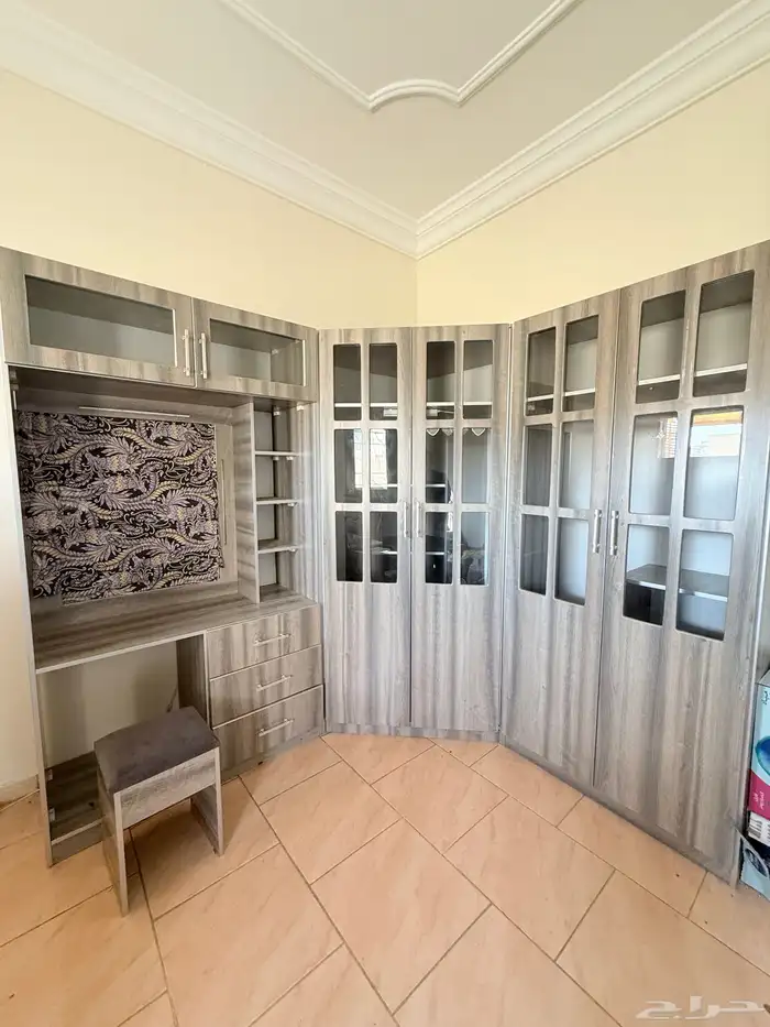 دولاب خشب وتسريحة وسرير 3