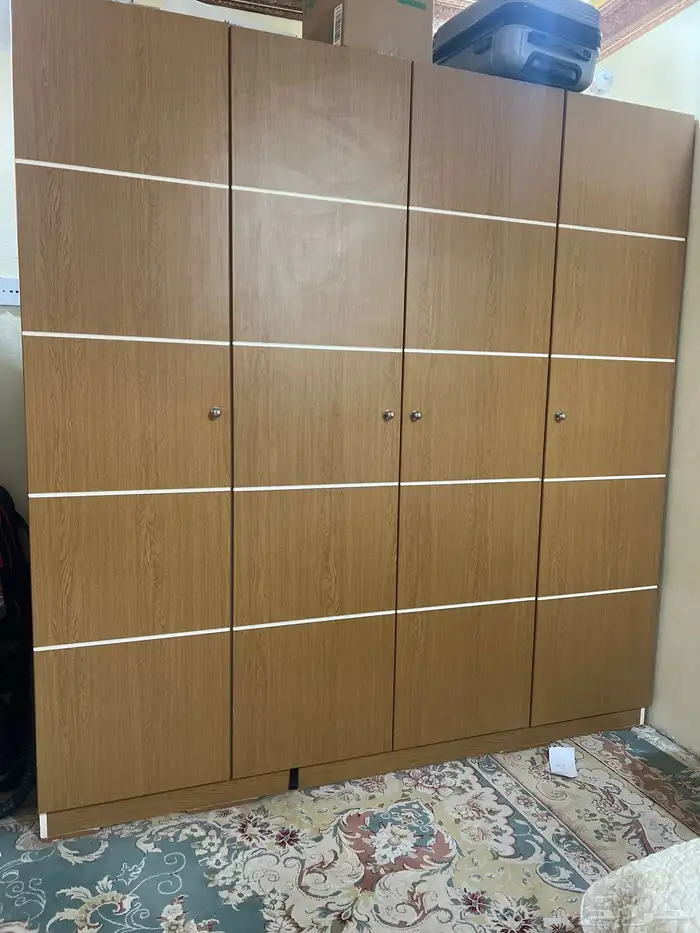 دولاب مع سرير مع كومدينه مع تسريحه بحاله جيده 0