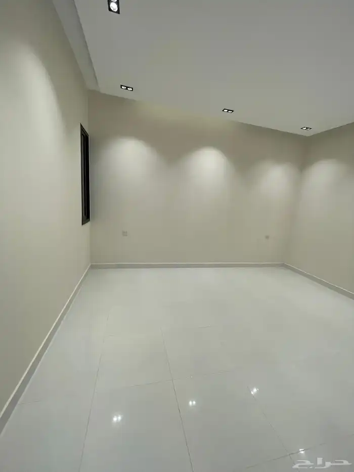 شقق ارضيه وشقق علويه بسطح خاص ومصعد جاهز بحي المعارض 30