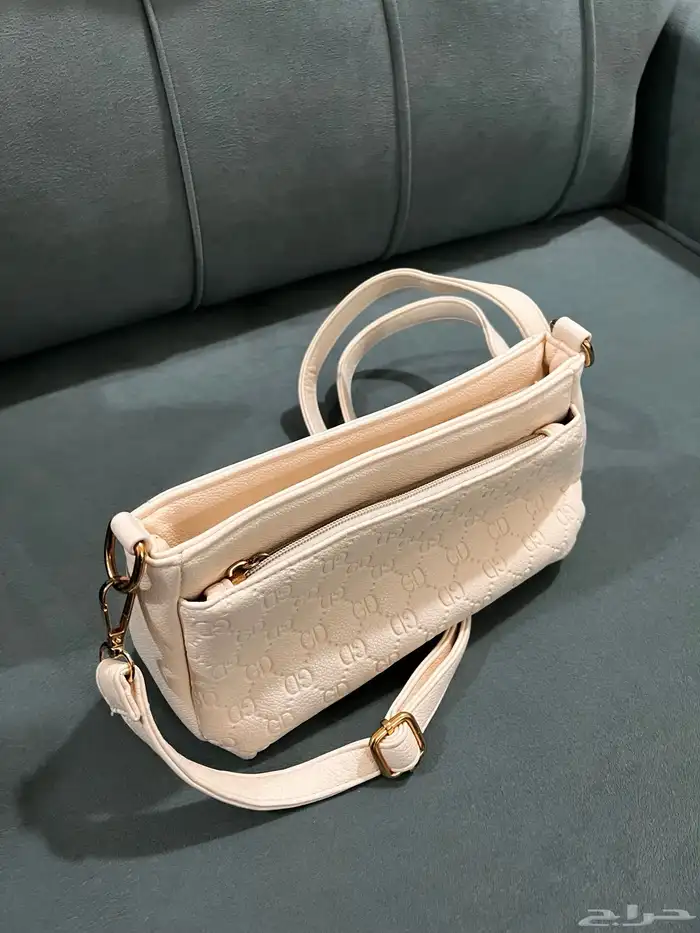 شنط للبيع الأسود ب70 الأبيض ب 80 الحمراء 100 7