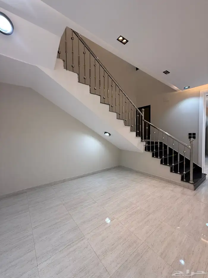 للبيع ارواف علويه بمداخل مستقله وشقق ارضيه ف حي الراقي 44