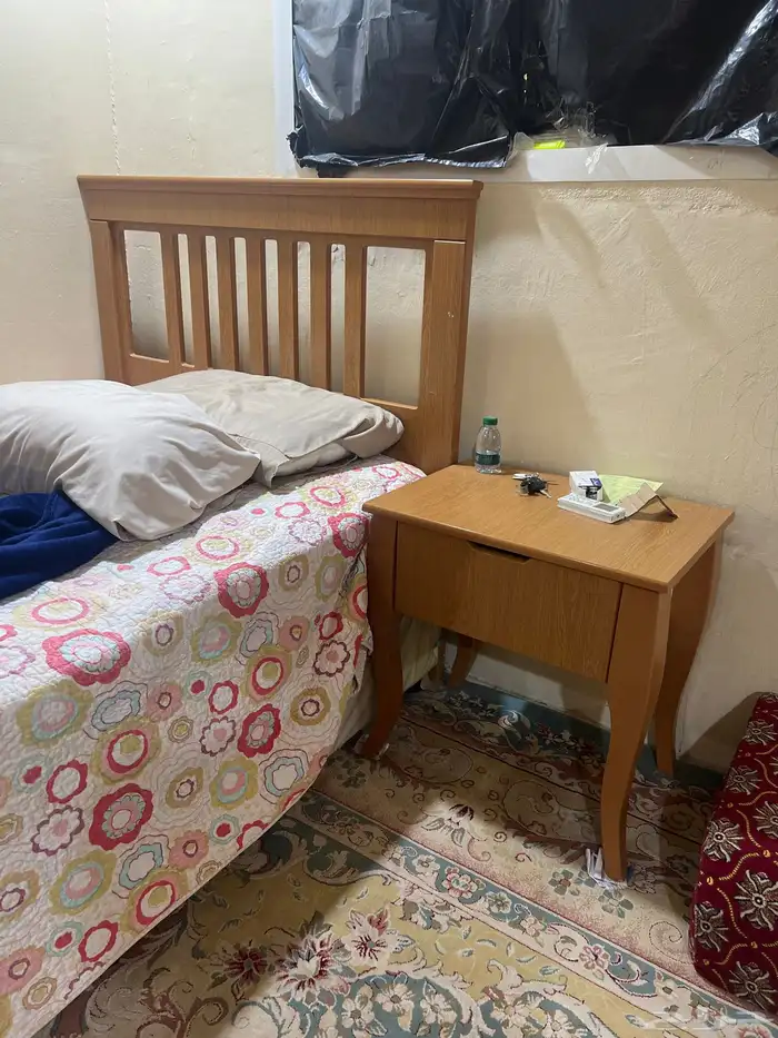 دولاب مع سرير مع كومدينه مع تسريحه بحاله جيده 1