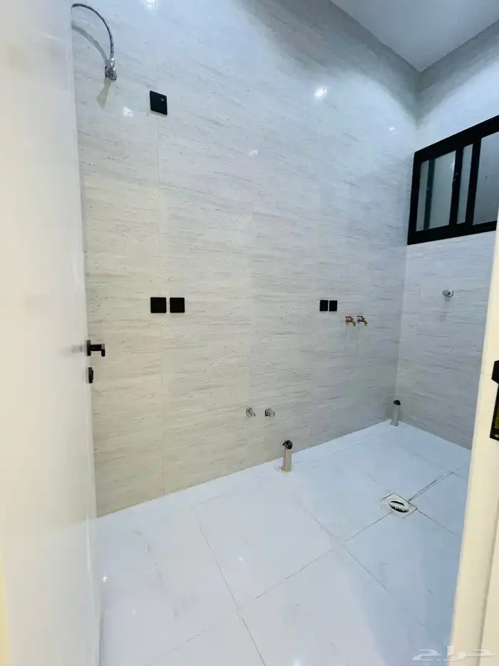 للبيع روف علوي مع ملحق درج خارجي فقط شمال الخمس 25