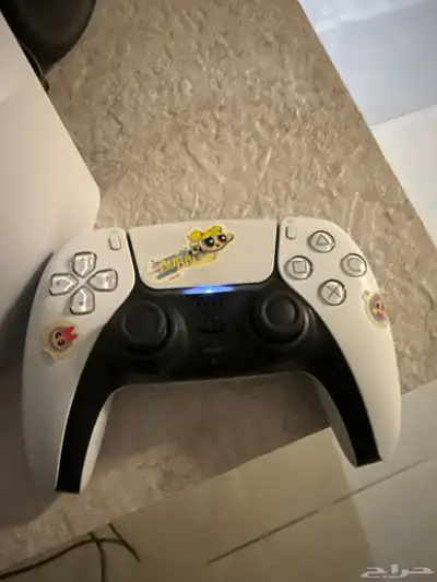 سوني 4 للبيع معاه شريطين 1- قراند 2- اساسن كريد index