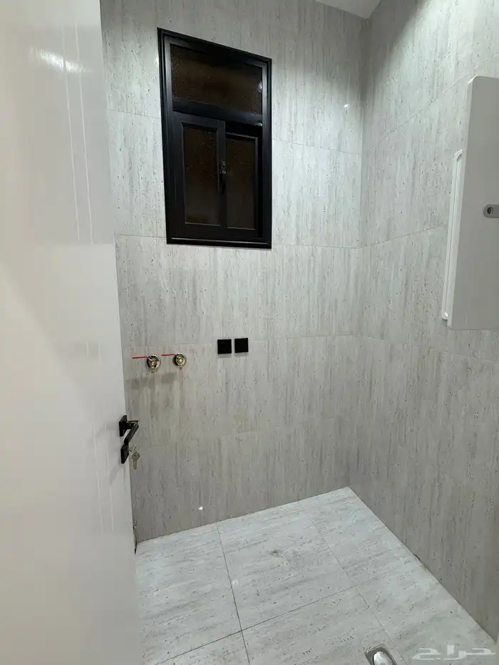 للبيع ارواف علويه بمداخل مستقله وشقق ارضيه ف حي الراقي 13