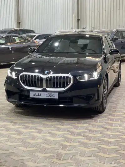 بي ام دبليو 520i Luxury اسود-اوف وايت 26 index