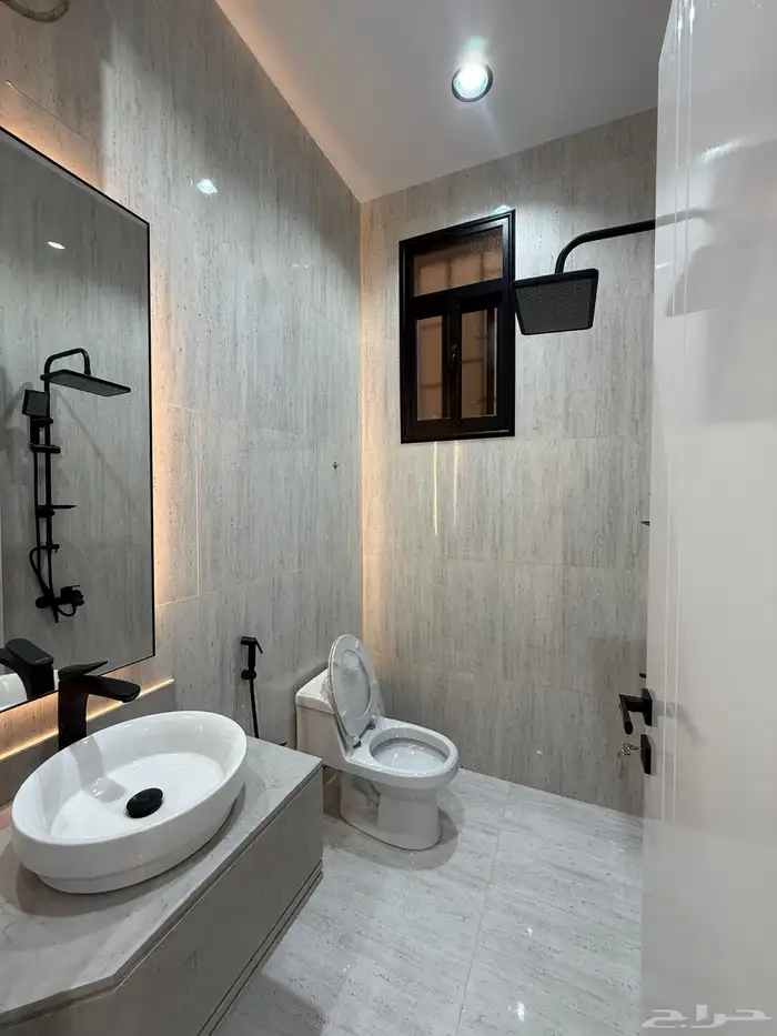 للبيع ارواف علويه بمداخل مستقله وشقق ارضيه ف حي الراقي 43