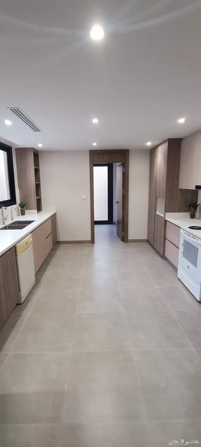 مهندس مدني خريج 2021 لدي خبره بالمملكه ولدي رخصة قيادة 4