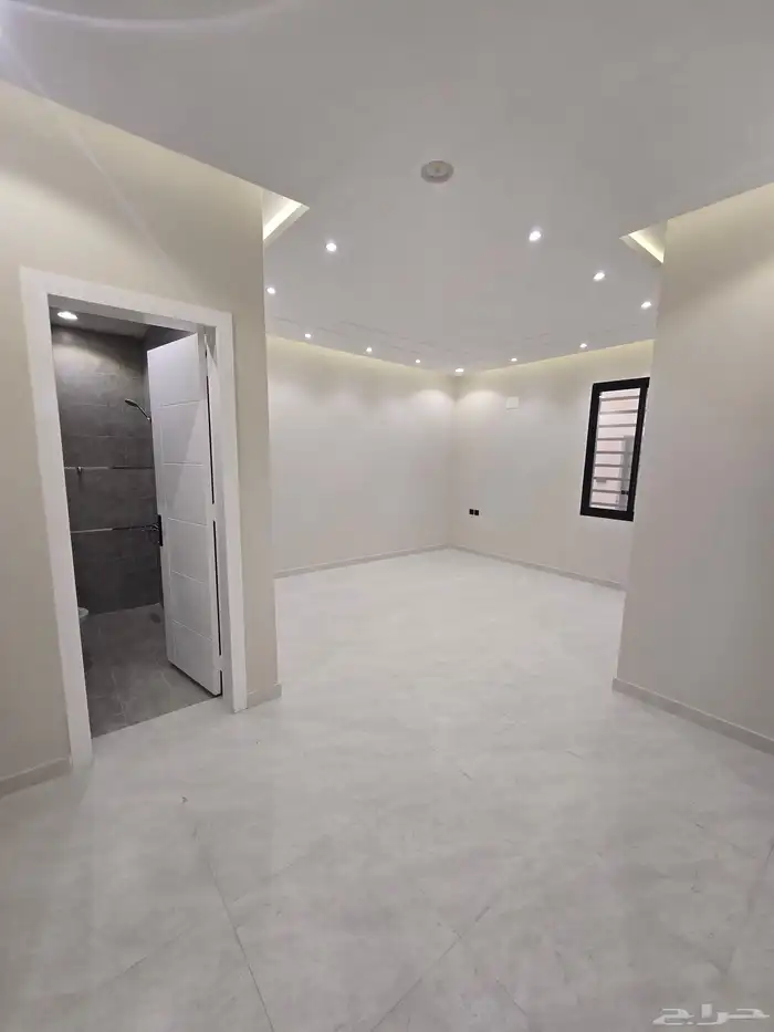 للبيع شقه علويه مصعد جاهز وسطح خاص بجوار المطار 10