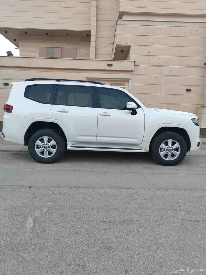 لاندكروزر L2 موديل 2023 ديزل 3