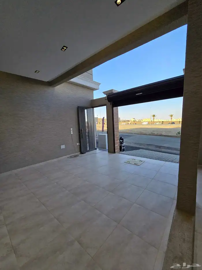 للبيع شقق ارضيه وعلويه مداخل سياره كامل خدمات تشطيب ممتاز 1