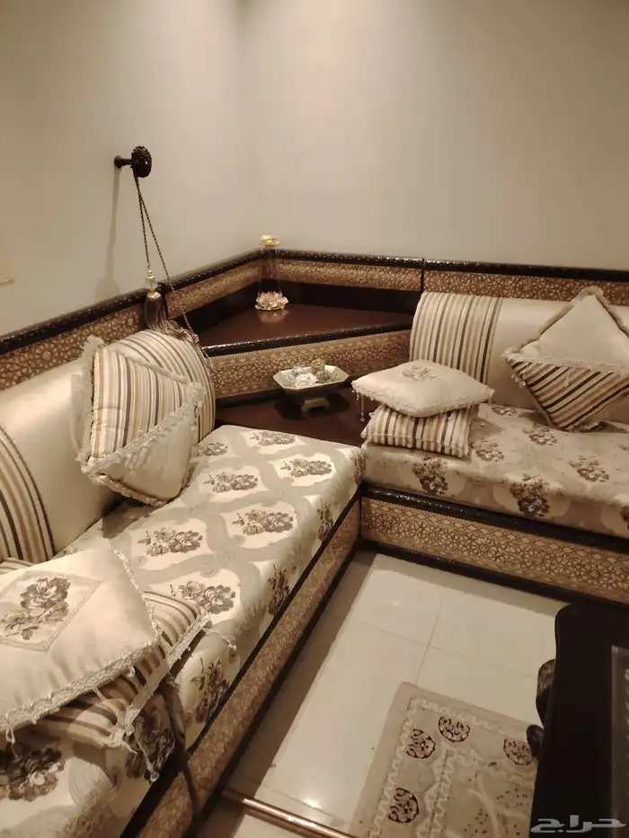 للبيع كنب   طاولة وسط   سجادة حط سعرك 0