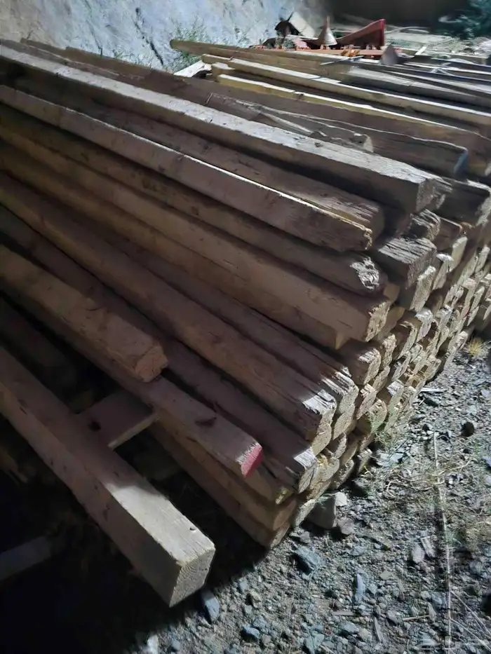 مربيع للبيع 4م و3م العرض 10سم. الحدد حولي 10 مربوعه نضيفه 1