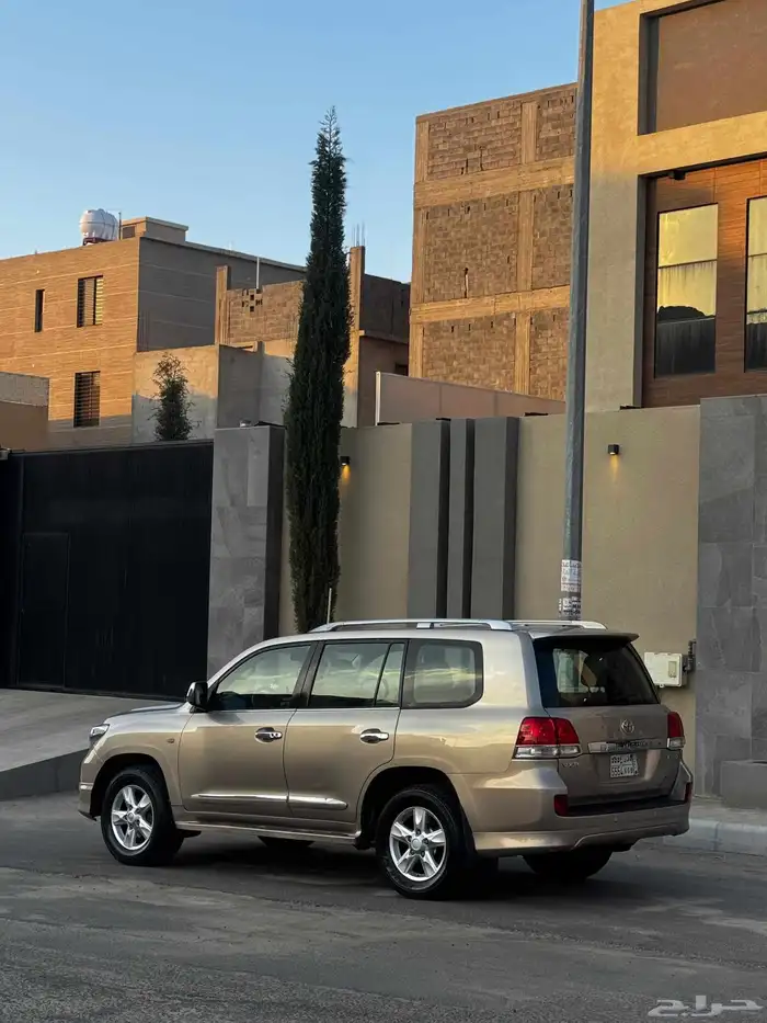 تويوتا لاندكروزر في اكس ار نظيف بريمي 2010 4