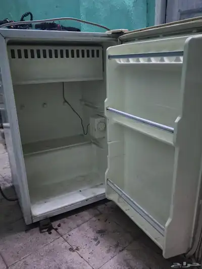 يوجد ثلاجه صغيره مخزنه نضيفه جدن index