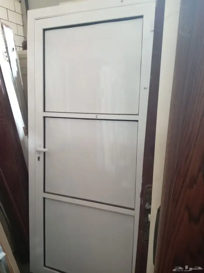 انت نبواب خشب مستخدمه وحديد والمنيوم جديده للبيع 4