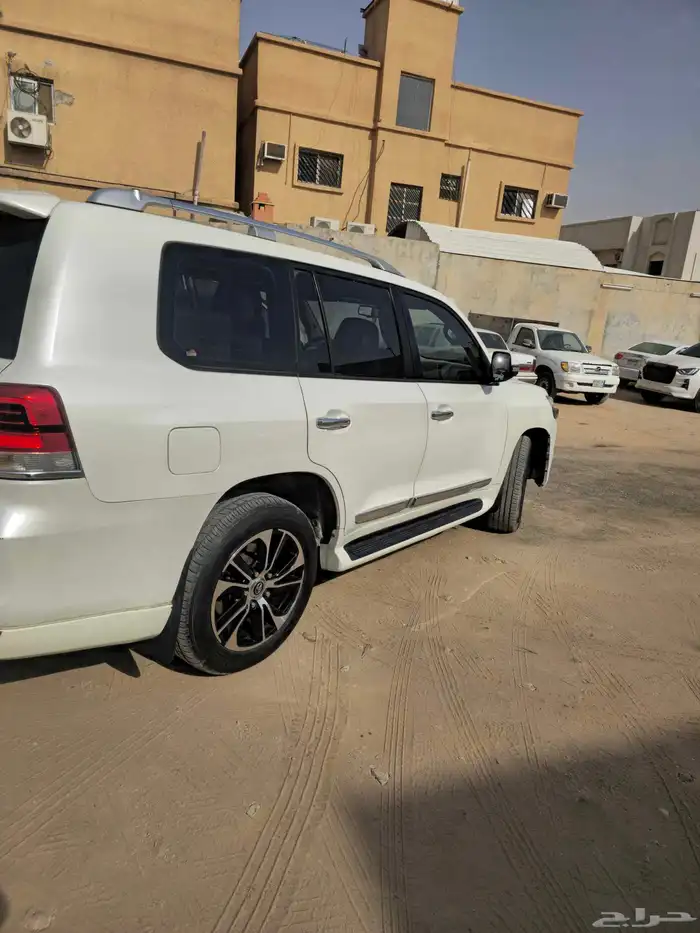 لاندكروزر2010محدث كامل داخلي وخارجي  على السوم 7