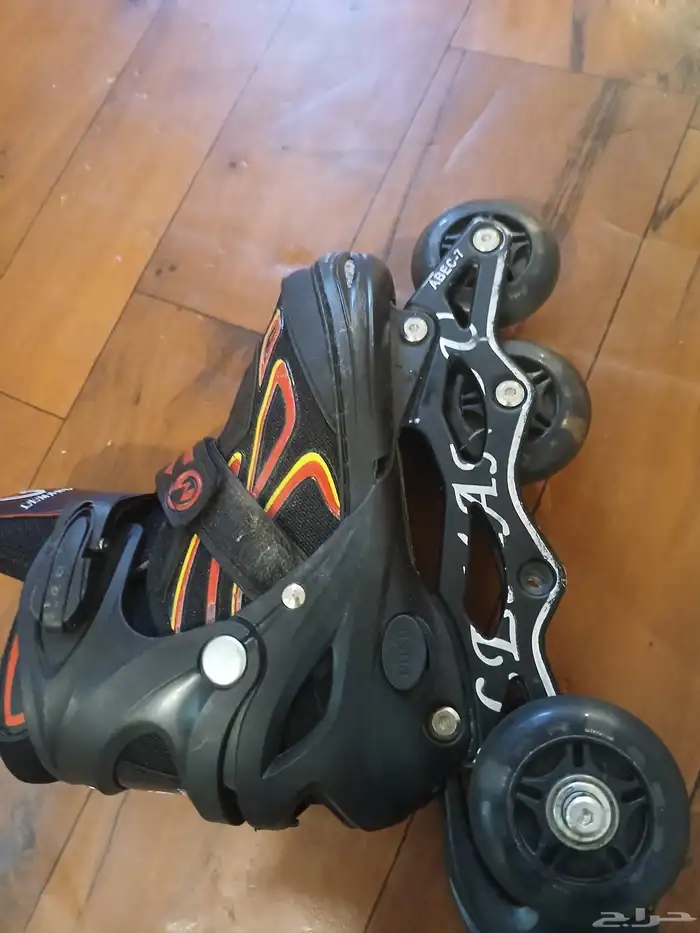 حذاء تزلج أستعمال خفيف السعر 120 وقابل لتفاوض 1