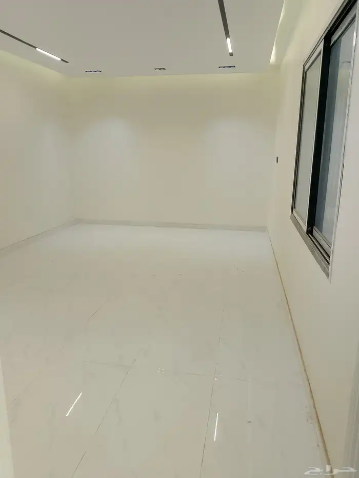 للبيع شقه دوبلكس حي بدر 91 جديده بالدمام 6 غرف وحوش وكراج 3