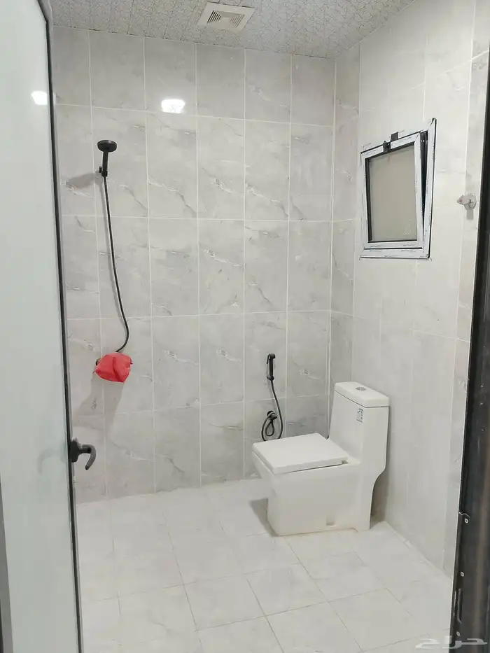 للبيع شقه دوبلكس حي بدر 91 جديده بالدمام 6 غرف وحوش وكراج 8