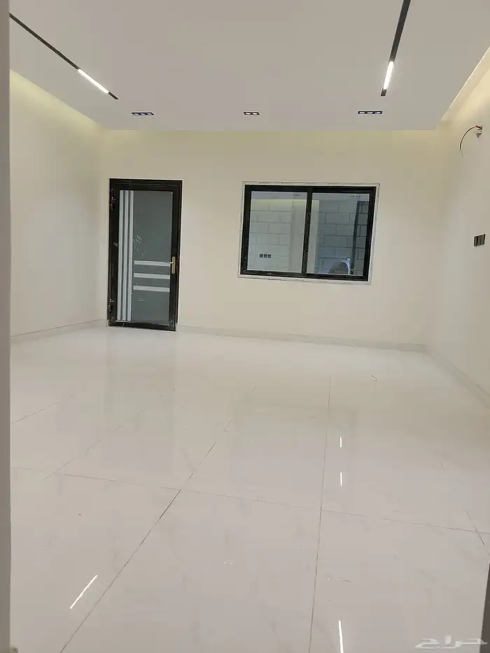 للبيع شقه دوبلكس حي بدر 91 جديده بالدمام 6 غرف وحوش وكراج 5