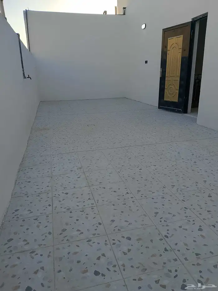 للبيع شقه دوبلكس حي بدر 91 جديده بالدمام 6 غرف وحوش وكراج 9