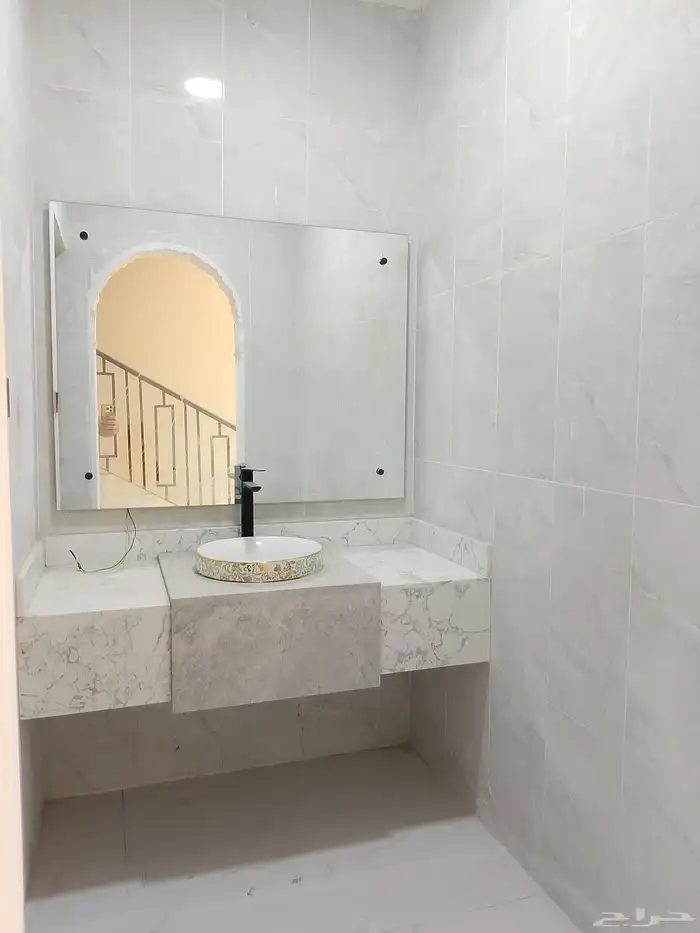 للبيع شقه دوبلكس حي بدر 91 جديده بالدمام 6 غرف وحوش وكراج 4