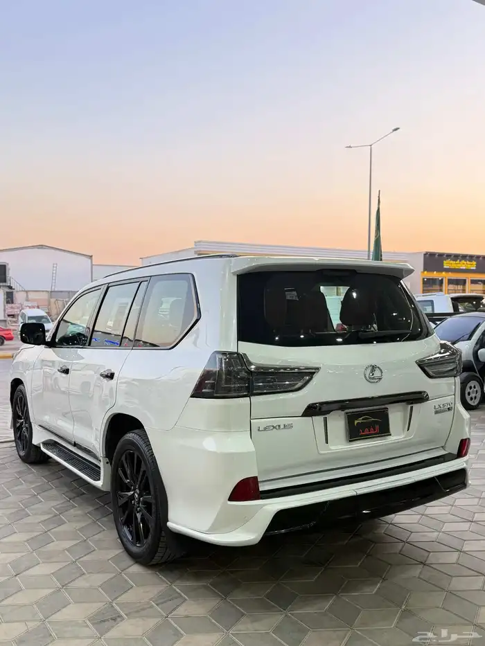 لكزس - 2016 - LX570 - فل كامل - معدل بلاك ديشن 6