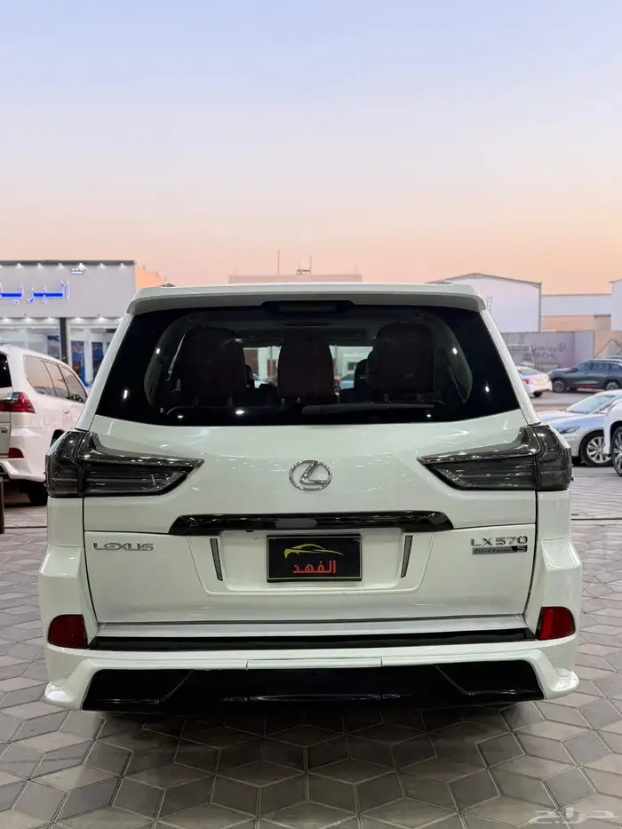 لكزس - 2016 - LX570 - فل كامل - معدل بلاك ديشن 7
