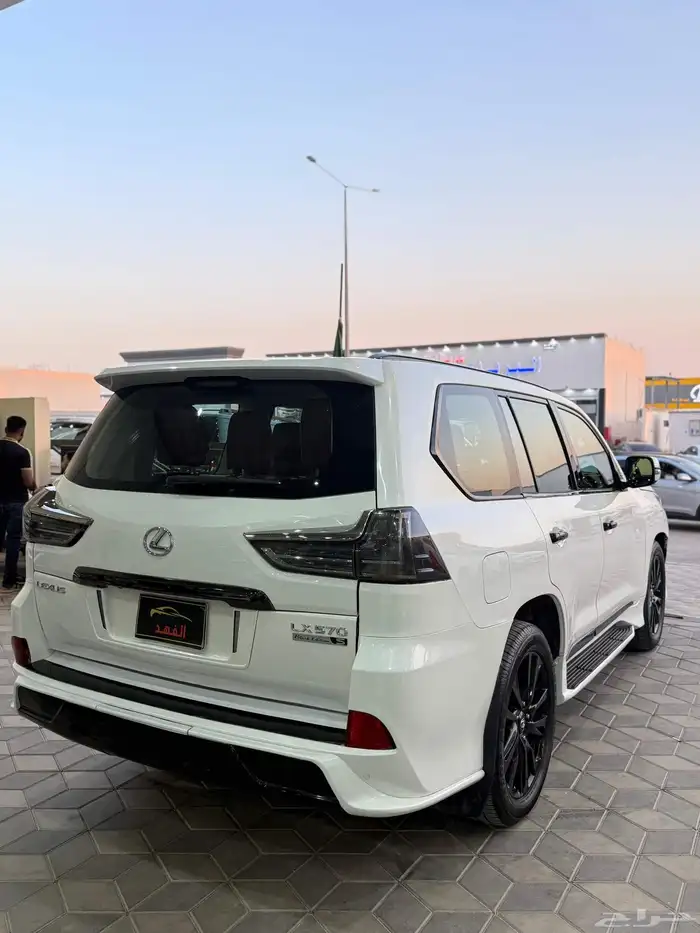 لكزس - 2016 - LX570 - فل كامل - معدل بلاك ديشن 5