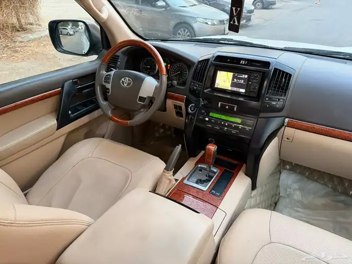 لاندكروزر 2013 GXR3 فل كامل بريمي 14