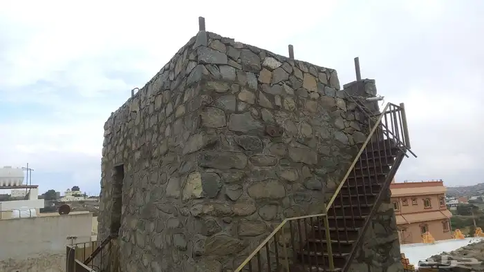 حجر طبيعي ويوجد منشار 7