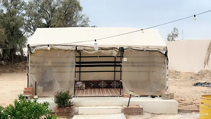 للبيع خيمة 3 5 استعمال نظيف مع مساند وفرشة حالتهم متوسطة 3