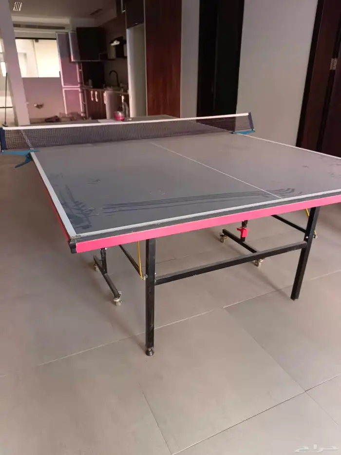 طاولة تنس شبه جديد.  طاولة كرة قدم شبه جديد 9