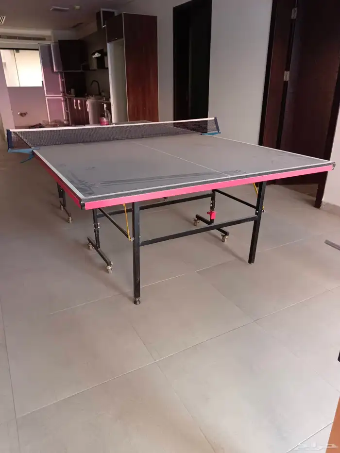 طاولة تنس شبه جديد.  طاولة كرة قدم شبه جديد 1