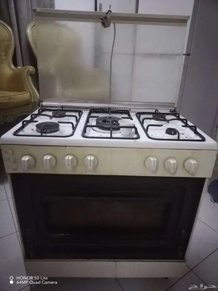 اثاث فرن وثلاجه وطاولات سراميك حبه كبيره و3 صغار وكنبه علئ 6