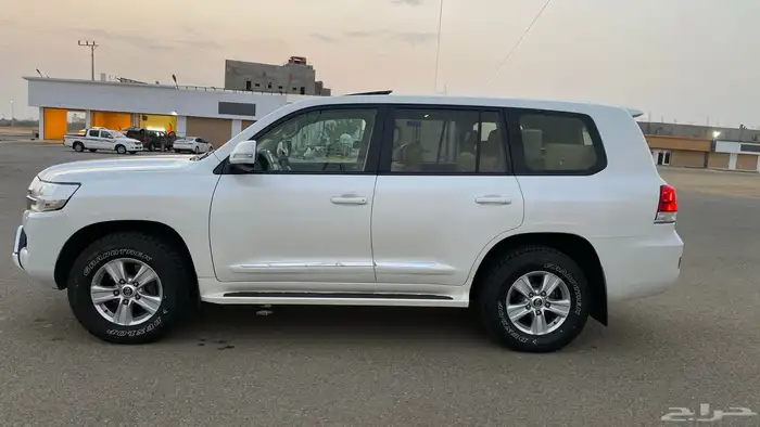 لاند كروزر 2016 مخزن مالك اول 15