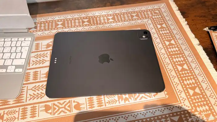 ايباد برو 11-انش M4 مع ماجيك كيبورد 1