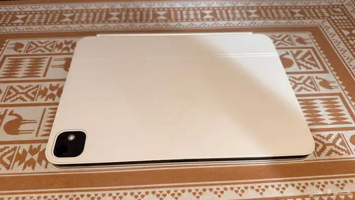 ايباد برو 11-انش M4 مع ماجيك كيبورد 3