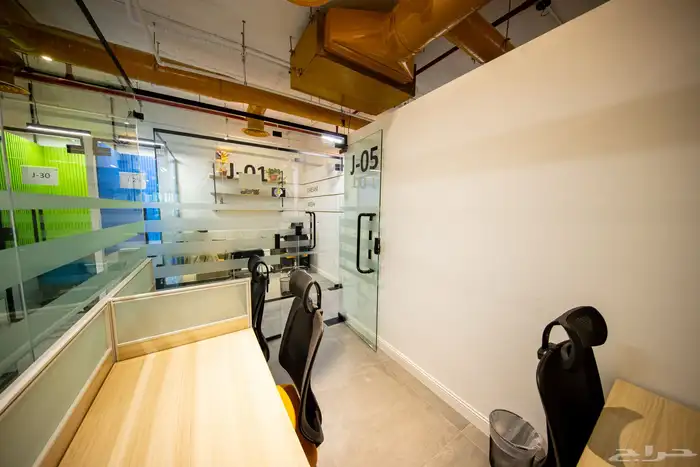 مكاتب مؤثثة للإيجار 18