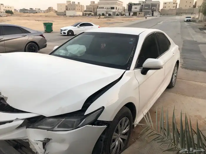 كامري 2018 للبيع مصدومه صدمه خفيفه 2