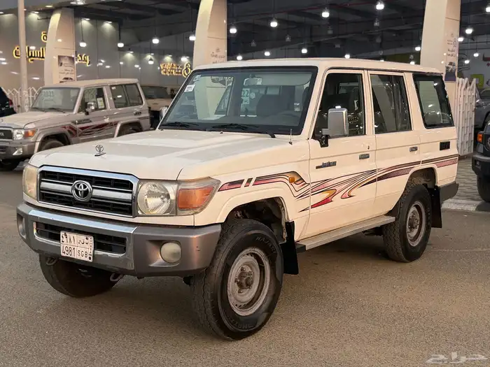 جيب 2011 سعودي ماشي 245 الف 5 أبواب 0