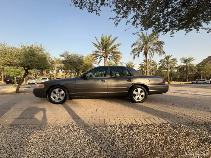 كراون فكتوريا بوليسي 2006 ممشى قليل 6