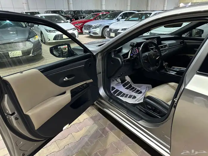 لكزس ES300 هايبرد موديل 2019 نظيفه جدا 15