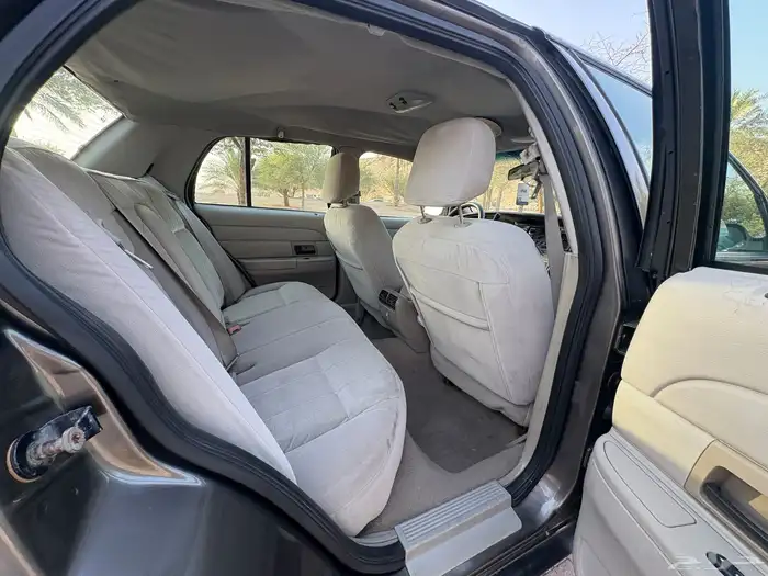 كراون فكتوريا بوليسي 2006 ممشى قليل 10