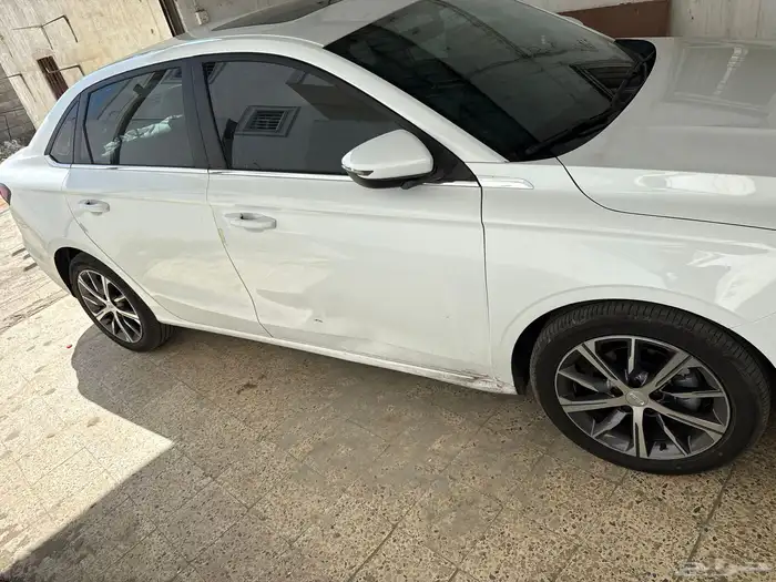 جيلى امجراند 2024 للبيع فل كامل اللون ابيض ضمان الوعلان 2